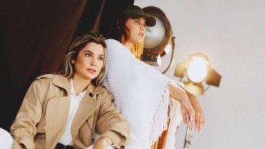 Flávia Alessandra e Giulia Costa fazendo carão em estúdio de fotos 