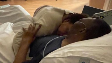 Filha de Pelé posta foto  deitada com o pai no hospital  