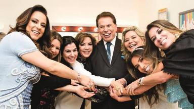 Silvio Santos posa para foto com as filhas e a esposa 