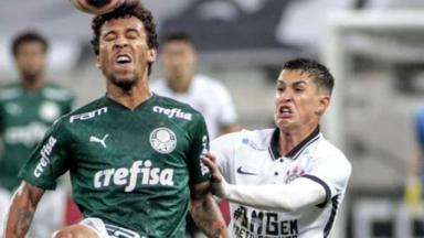 Marcos Rocha do Palmeiras cabeceando a bola 