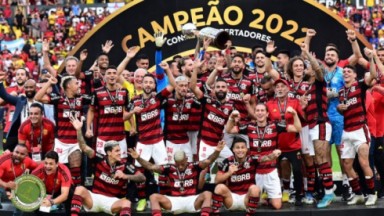 Flamengo erguendo a taça da Libertadores 