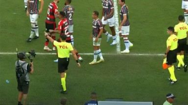O árbitro depois de ver o monitor do VAR e anular gol do Fluminense 