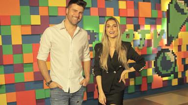 Flávia Viana e Marcelo Zangrandi sorrindo na sede da RedeTV! 