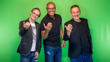Celso Cardoso, Paulo Sérgio e Flávio Prado posando com a mão pra frente 