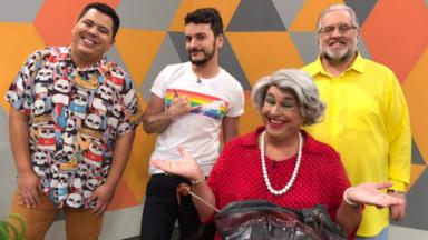 Tutu, Fefito, Guilherme Uzeda e Leão Lobo estão sorrindo no cenário do Fofoca Aí da TV Gazeta 