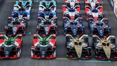 Carros da Fórmula E na pista 