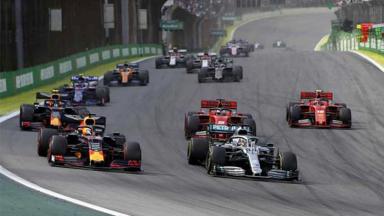 Carros de Fórmula 1 durante corrida em 2019 