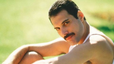 Freddie Mercury posando para a câmera 