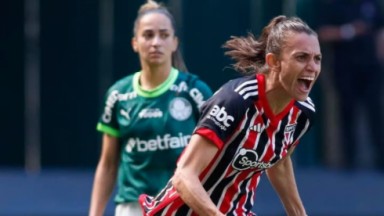 Ana Alice comemorando gol do São Paulo contra o Palmeiras pelo Brasileirão 
