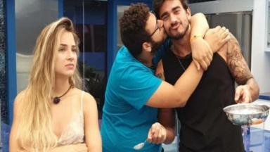 Vitor Hugo, beija Guilherme no BBB20 ao lado de Gabi Martins 