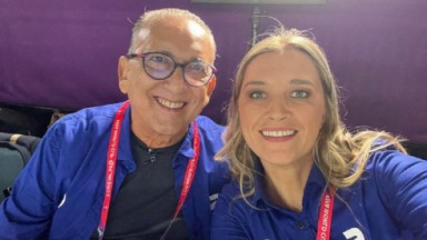 Galvão Bueno e Ana Thaís Matos sorridentes nos bastidores da Copa do Catar 