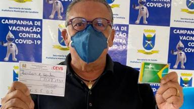 Galvão Bueno mostra cartão de vacinação do SUS 