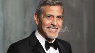 George Clooney sorrindo de smoking 