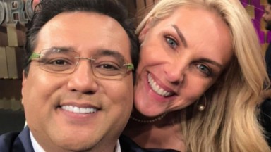 Geraldo Luís e Ana Hickmann posando juntos para selfie e sorrindo 