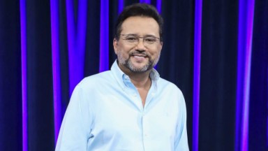 Foto com o apresentador Geraldo Luís usando camisa azul no programa The Noite do SBT 