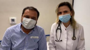 O apresentador Geraldo Luís ao lado da médica Ludhmila Hajjar, responsável por seu tratamento contra o coronavírus 