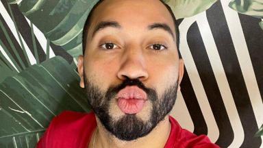Gil do Vigor mandando beijo em selfie 