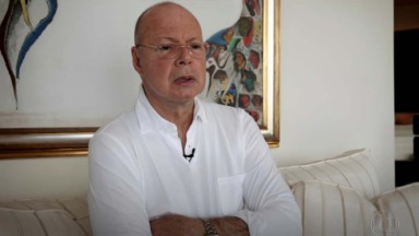 Autor Gilberto Braga de braços cruzados e usando camisa branca 