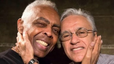 Caetano Veloso e Gilberto Gil sorrindo 