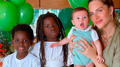  Giovanna Ewbank posando com os filhos 