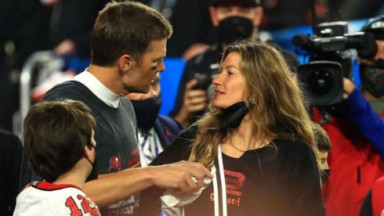 Tom Brady e Gisele Bündchen se olhando 