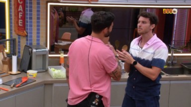 Rodrigo e Lucas conversando na cozinha  