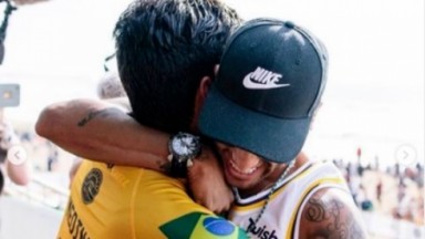Medina e Neymar abraçados 