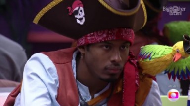 Paulo André vestido de pirata  