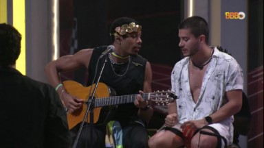 Paulo André e Arthur Aguiar cantando na festa do líder  