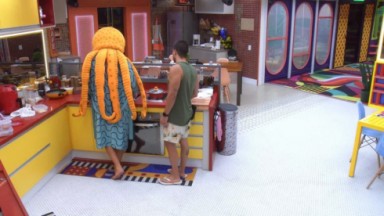 Eliezer e Arthur conversando na cozinha do BBB 22 