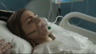 Cena de Cara e Coragem com Lou deitada no hospital 