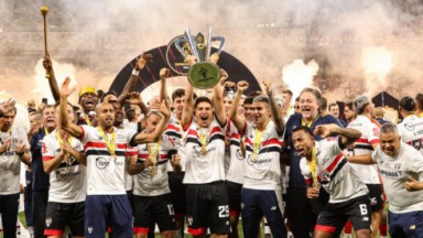 Jogadores do São Paulo levantando o título da Supercopa 