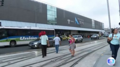 Fachada da Rodoviária do Rio com pedestres caminhando 