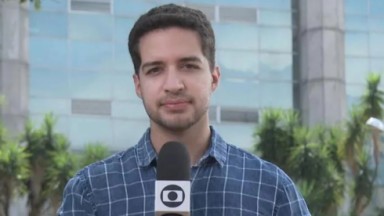 Gabriel Luiz segura microfone da Globo durante reportagem da emissora em Brasília 