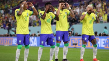 Jogadores do Brasil comemorando gol na Copa 