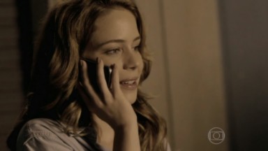 Cristina falando no telefone em cena da novela Império 