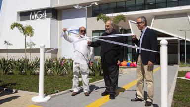 Executivos da Globo cortam fita em inauguração 