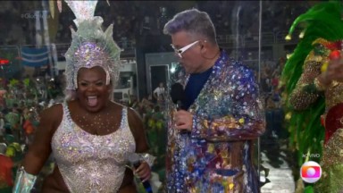 Milton Cunha e Jojo Todynho na transmissã oda Globo no Carnaval 