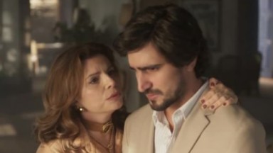 Débora Bloch e Renato Góes como Deodora e Tertulinho em cena da novela Mar do Sertão, em exibição na Globo 