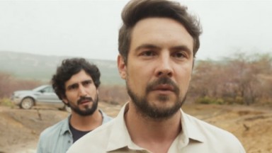 Renato Góes e Sérgio Guizé como Tertulinho e José, respectivamente, na novela Mar do Sertão, em exibição na Globo 