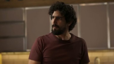 Renato Góes como Tertulinho em cena da novela Mar do Sertão, em exibição na Globo 