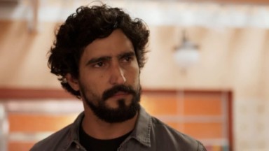 Renato Góes como Tertulinho na novela Mar do Sertão, em exibição na Globo 