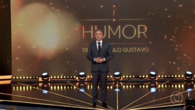 Luciano Huck em pé no palco do Melhores do Ano 