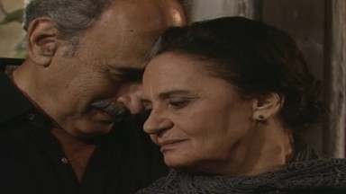 Sebastião Vasconcelos e Laura Cardoso como Floriano e Isaura em Mulheres de Areia 