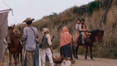 Cena de Nos Tempos do Imperador com Samuel e Pilar em um cavalo, com pessoas ao redor 