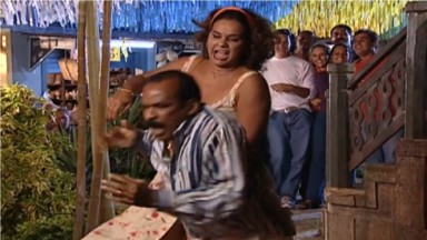 Solange Couto e Antônio Pitanga em cena da novela O Clone, em reprise no Vale a Pena Ver de Novo, na Globo 