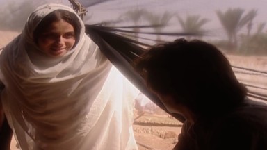 Jade e Lucas se encontrando em tenda no deserto 