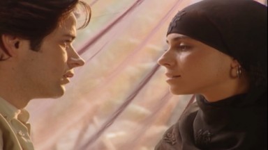 Jade e Lucas se olhando em cena de O Clone 