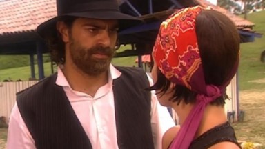Eduardo Moscovis e Adriana Esteves em cena do último capítulo da novela O Cravo e a Rosa, em reprise na Globo 