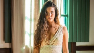 Alanis Guillen como Juma na novela Pantanal. Ela está com um vestido de noiva 